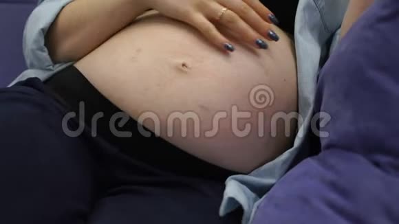 健康的孕妇吃富含维生素的苹果视频的预览图