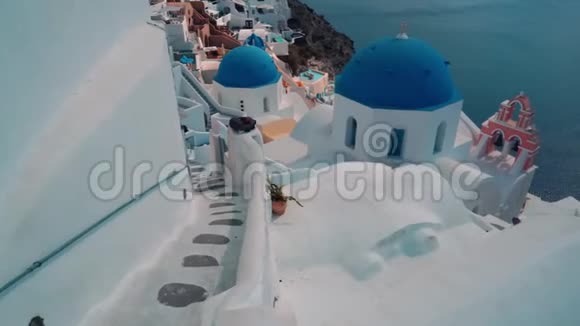 希腊圣托里尼岛蓝色圆顶教堂和卡尔德拉的全景视频的预览图