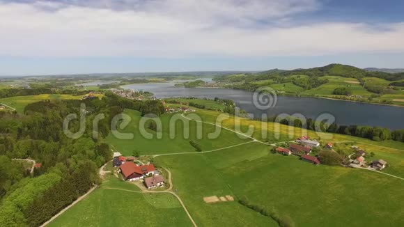 奥地利萨尔茨堡特鲁默湖地区的空中景观视频的预览图