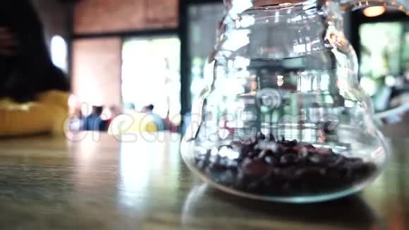 咖啡豆与玻璃装饰咖啡店视频的预览图