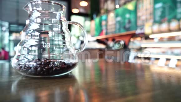 咖啡豆与玻璃装饰咖啡店视频的预览图