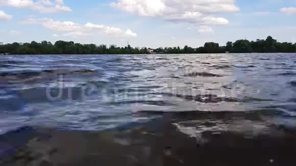水上浪天上软云乌克兰基辅视频的预览图