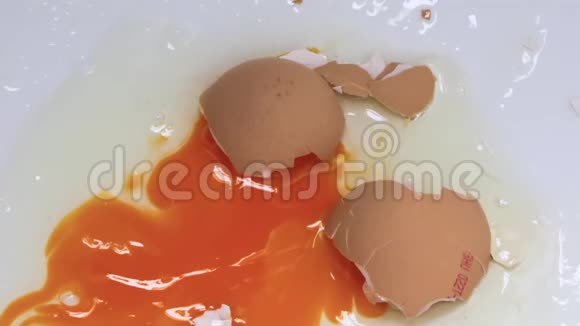 生鸡蛋用水冲走视频的预览图