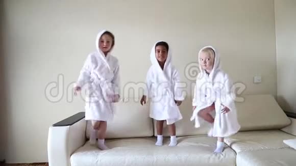 穿着白大褂和头上有权势的孩子在玩视频的预览图