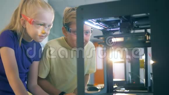 一个男孩和一个女孩对一项技术实验感到兴奋视频的预览图