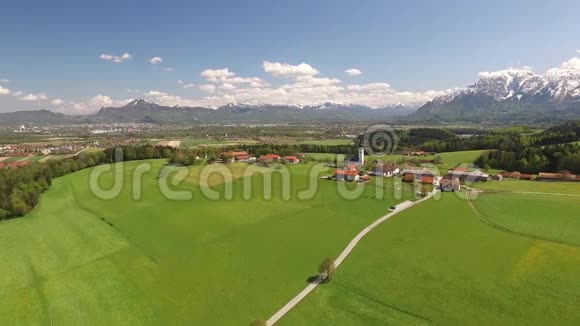 从乌尔里希肖埃格尔到萨尔茨堡的空中景观靠近德国巴伐利亚的艾宁视频的预览图