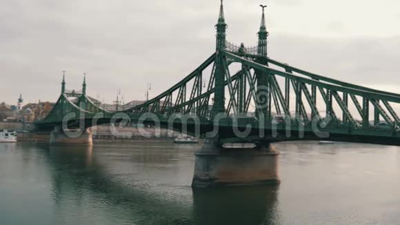 多瑙河上布达佩斯的铁大绿色自由桥视频的预览图