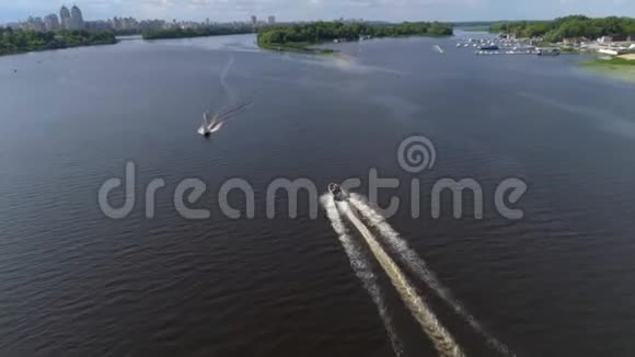 船在河里经过其他船视频的预览图