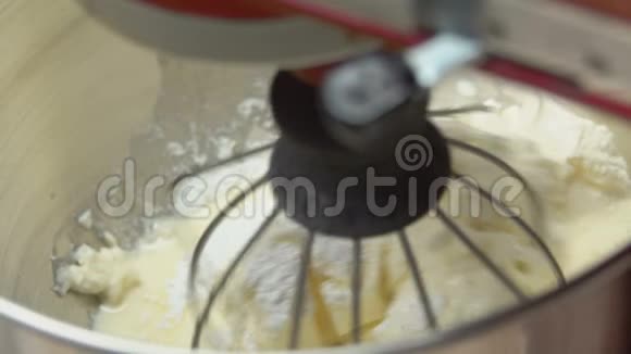 电动搅拌器搅拌奶油奶酪和糖霜视频的预览图