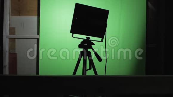 演播室灯光瞄准NHroma键工作室绿色屏幕视频的预览图