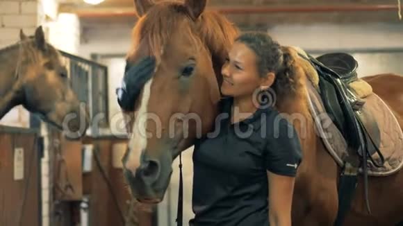 职业运动员在马厩里拍马人与动物的爱情观念视频的预览图