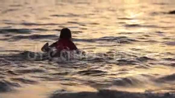 小女孩冲浪者向前游全高清慢动作视频的预览图