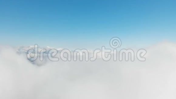 在阳光明媚的一天空中观看白天飞行在山上的云层和山丘上的概念视频的预览图