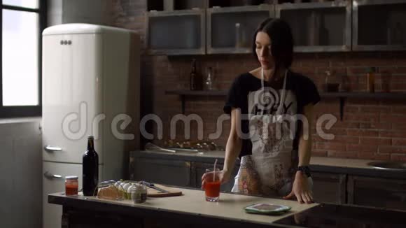 快乐的女人从烤箱里拿蛋糕视频的预览图