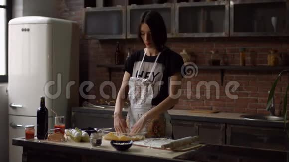 年轻漂亮的女人把烤盘放进烤箱视频的预览图