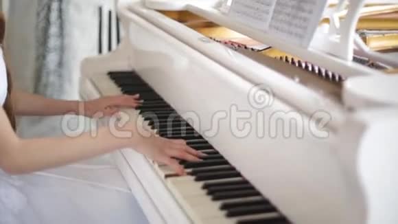 弹钢琴的女孩视频的预览图