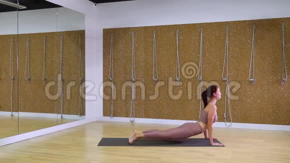 在慢动作瑜伽馆做瑜伽体式的年轻女性视频的预览图