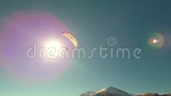 滑翔伞高加索山脉友谊纪念碑考卡西亚古达里格鲁吉亚欧洲亚洲视频的预览图