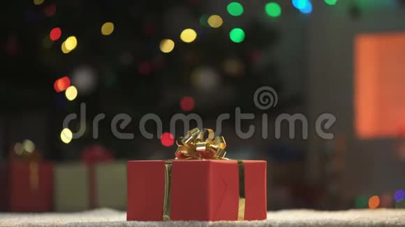 圣诞礼物在地板上神奇闪闪的圣诞树节日前夜视频的预览图