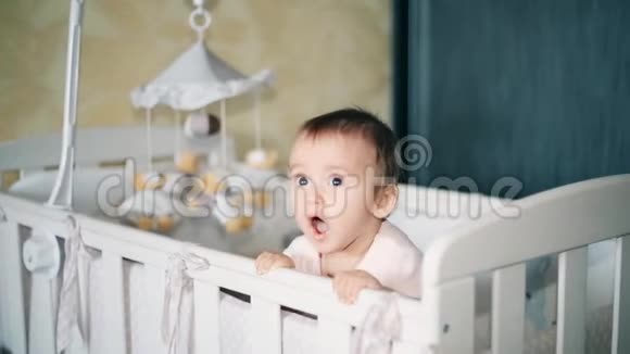 一个小女孩站在婴儿床上仔细观察一个1080p高清的人视频的预览图