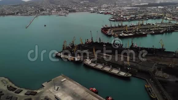 大型工业港口起重机和货船空中射击视频的预览图