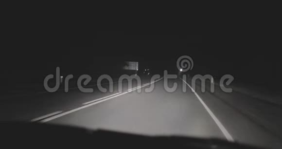 4汽车在夜间行驶在沥青路面上照相机把它从里面照下来视频的预览图