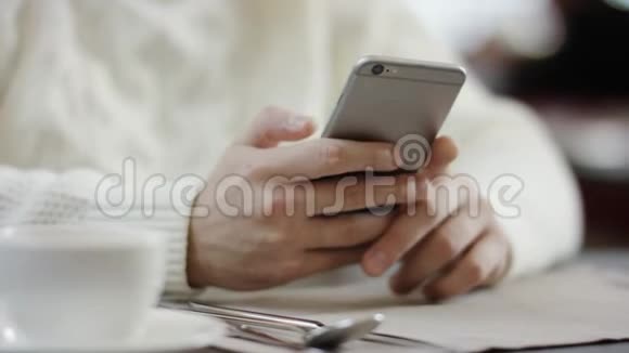 男性在智能手机上发短信的特写镜头视频的预览图