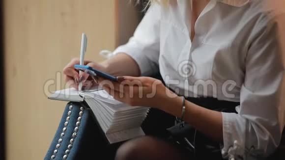 女商人写笔记本计划她的一周视频的预览图