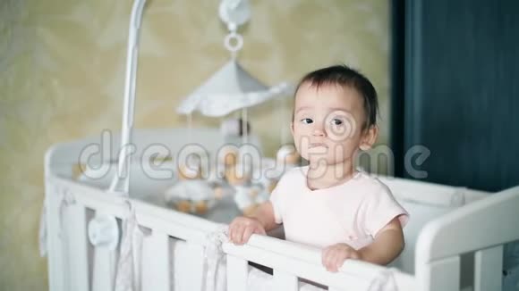 小女孩站在婴儿床1920x1080p高清视频的预览图