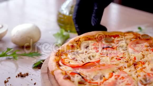 厨师吃一片培根蘑菇和奶酪比萨饼上交橡胶手套特写视频的预览图