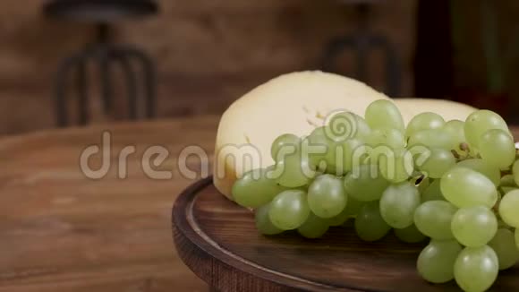 奶酪和葡萄极简主义概念视频的预览图