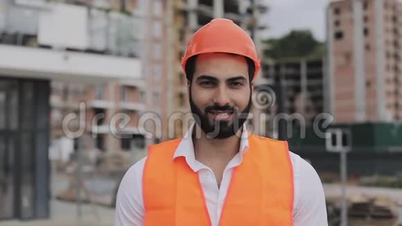 建筑工地施工工人对着镜头微笑的肖像建筑工人站在视频的预览图