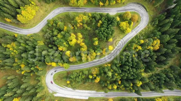 山路蜿蜒曲折意大利多洛米斯秋山的空中镜头意大利阿尔卑斯山多洛米斯的蛇形公路视频的预览图
