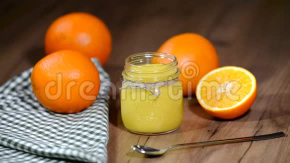 玻璃罐中的橙色奶油凝乳视频的预览图