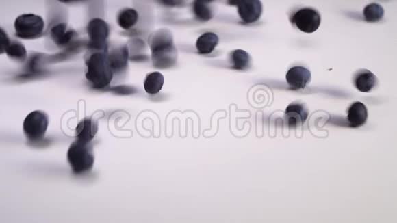 蓝莓落在白色的桌子上摔在上面视频的预览图