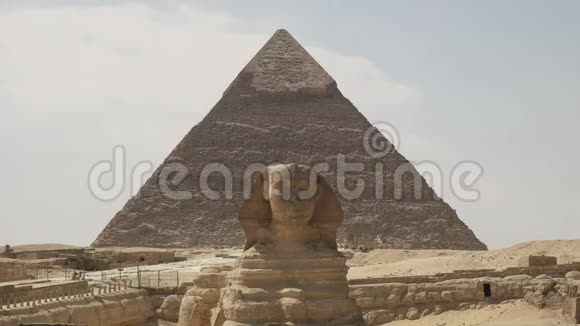 埃及开罗附近吉萨的狮身人面像和khafre金字塔视频的预览图