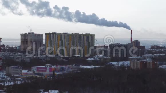 烟是从植物的管道里飞出来的是从现代城市的住宅里移过来的视频的预览图