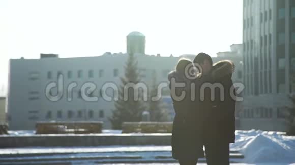 男人和女人在冬天拥抱和交谈视频的预览图
