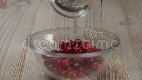 加糖浆的蔓越莓视频的预览图