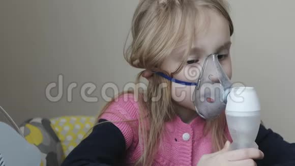 一个小女孩坐着吸气视频的预览图