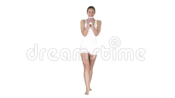 美丽的女孩走路喝酒带走咖啡白色背景视频的预览图