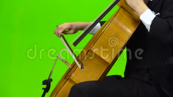 大提琴乐器特写绿色屏幕侧视图视频的预览图