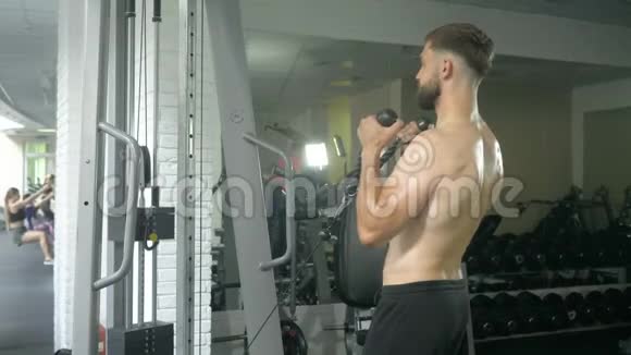 一个身体裸露的年轻运动员在健身房里进行体力劳动用手摇动肌肉视频的预览图