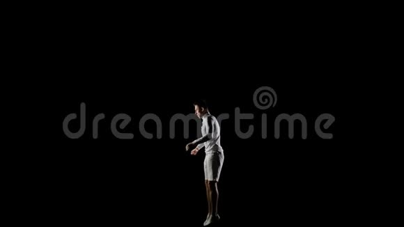 帅气的男性专业体操运动员身穿白色衣服背景为黑色在体操比赛中表演视频的预览图