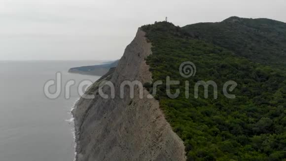 沿山飞行的电影空中镜头有海滩和海洋的山景不错视频的预览图