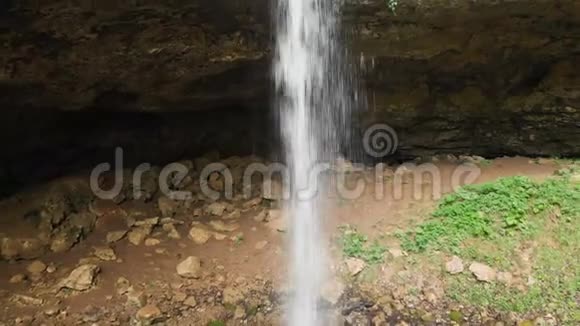 鸟瞰夏天森林中瀑布的全景水从悬崖上掉下来景观旅游录像视频的预览图