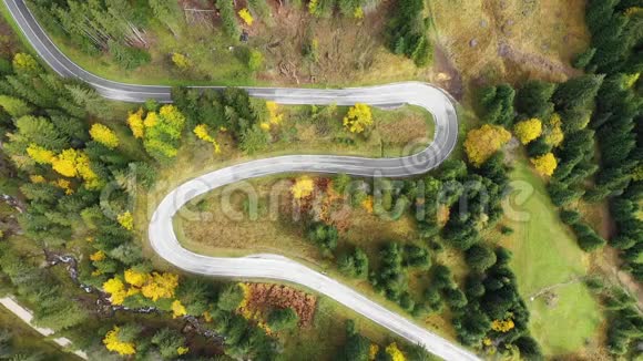 山路蜿蜒曲折意大利多洛米斯秋山的空中镜头意大利阿尔卑斯山多洛米斯的蛇形公路视频的预览图