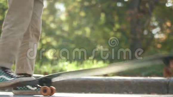 滑板人在户外踢滑板滑板运动员在公园里玩滑板视频的预览图