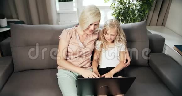 妈妈和女儿带着笔记本电脑视频的预览图