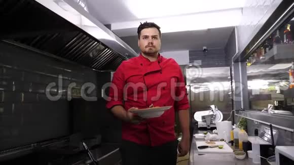 厨师把饭菜给顾客视频的预览图